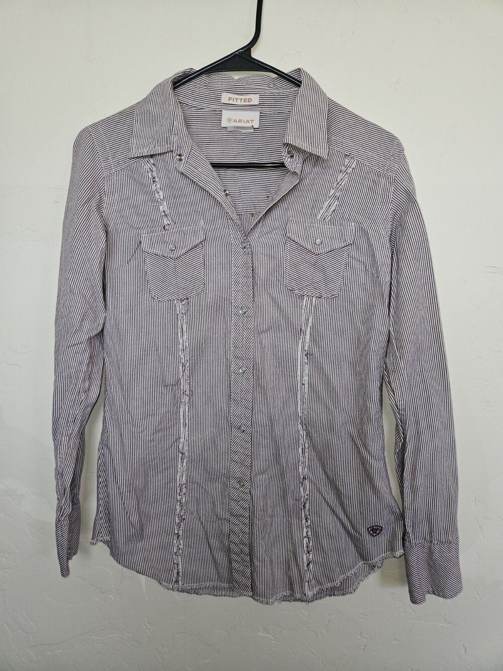 Ariat Women's Fitted Long Sleeve Western Button-Down Shirt, Wings/cross Back, M